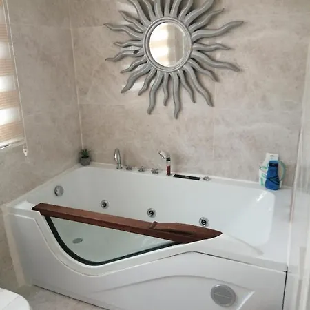 Aqua Royal Alexus Luxury アパート *